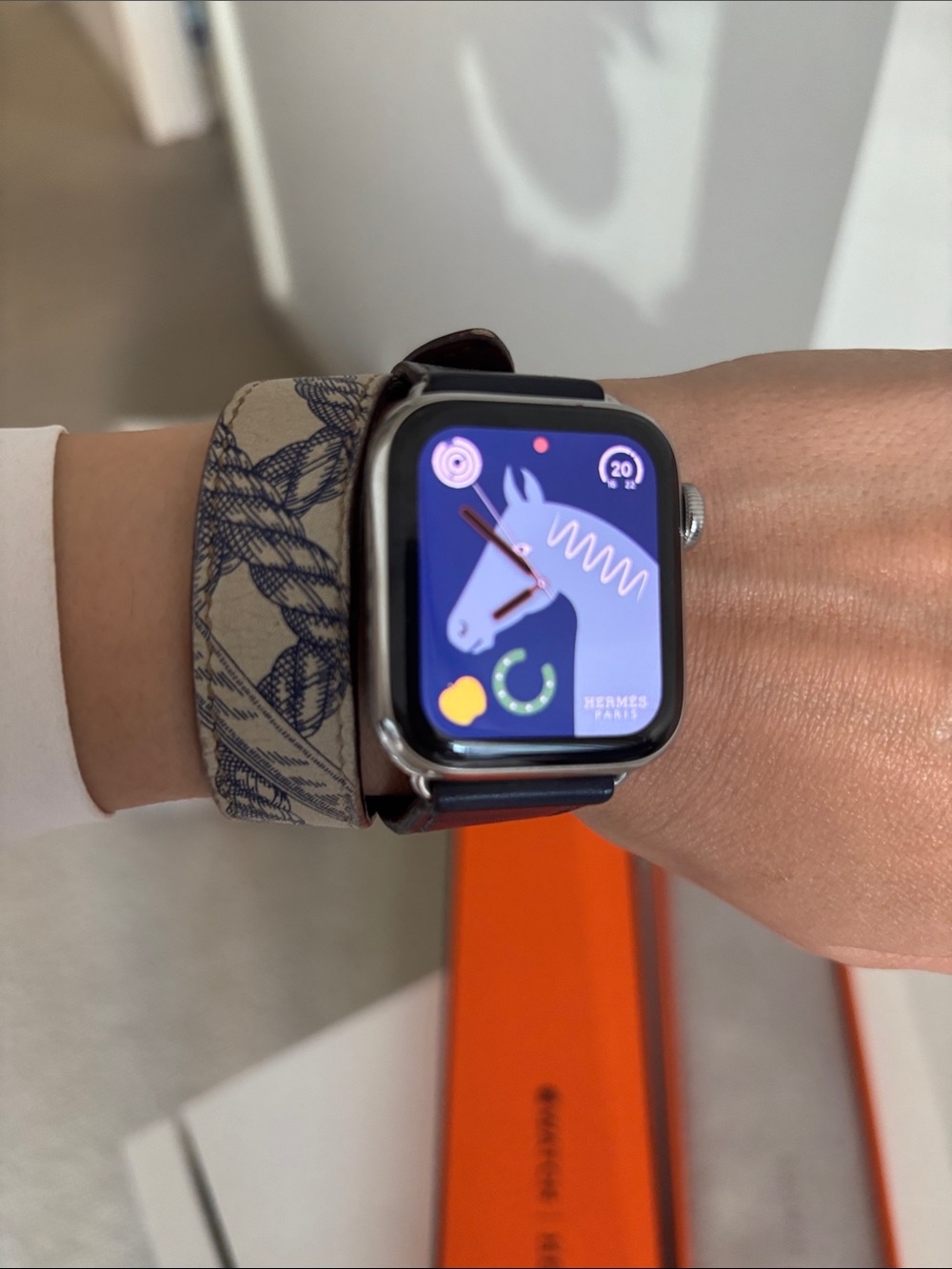 Hermès Apple Watch Band Set in navy and Beige - Picture 4 of 7